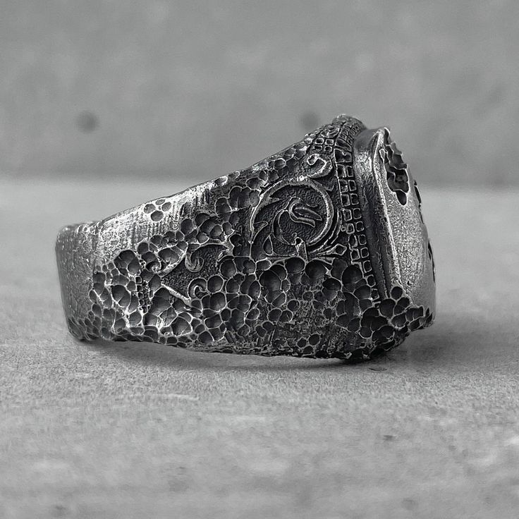 L'anello OLD ISTANBUL
Materiale: argento sterling 925
Tipo di lavorazione: ossidazione vulcanica + lucidatura
DESCRIZIONE: La trama di questo anello è stata creata sulla base dell'arte dell'antico Oriente. È ampio e tutto è pieno di spaccature e crepe. Allo stesso tempo, è brutale ed elegante allo stesso tempo. L'equilibrio ideale è sempre difficile da catturare, ma ci ho provato) Questo anello è stato creato subito dopo aver visitato l'antica città di Istanbul. Passeggiando per il vecchio bazar Unique Hand Forged Signet Ring, Brutalist Open Ring With Oxidized Finish, Brutalist Oxidized Open Ring Jewelry, Silver Antique Signet Ring, Antique Silver Open Signet Ring, Unique Oxidized Open Engraved Ring, Brutalist Oxidized Open Ring, Brutalist Style Open Ring Jewelry, Brutalist Hand Cast Open Ring