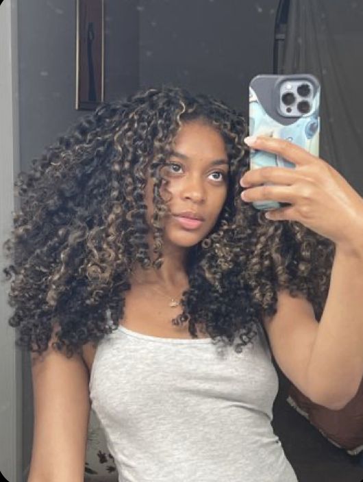 Curly Hairstyles For Black Women Highlights, Highlight On Black Curly Hair, Natural Beige Highlights, Curly Highlights On Black Hair, Blonde Highlights On Brown Hair Short Curly, Highlighted Natural Curly Hair, Curly Black Hair Blonde Highlights, High Contrast Curly Hair, Black Curly Highlights