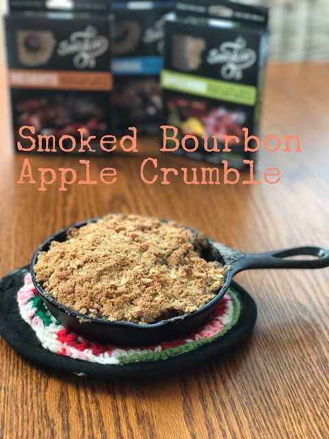 an apple crumble in a cast iron skillet on top of a wooden table