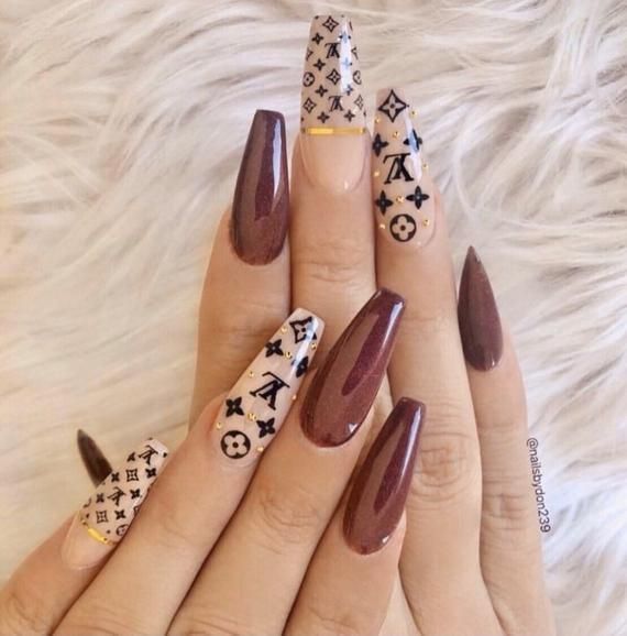 Acrylic Dip Nails, Louis Vuitton Nails, Gucci Nails, Black White Nails, Top Fashion Designers, Nail Vinyls, Plaid Nails, Manicure Diy, Designs Nail