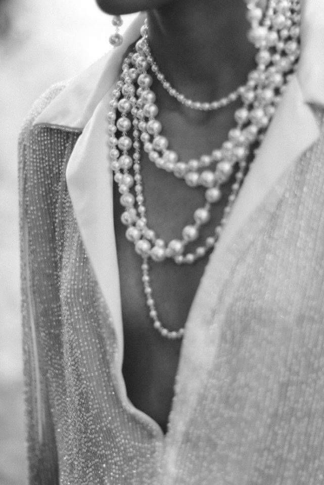 Layered Pearls, Pearl Necklace Aesthetic, Pearls Aesthetic, Naeem Khan Bridal, Wearing Pearls, String Of Pearls, Jolie Photo, Photos Of Women, Black N White