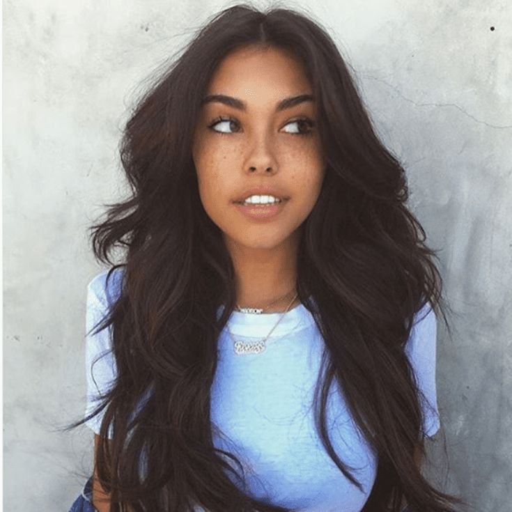 25 Stunning Examples of Dark Brunette Hair With Highlights Blond Rose, Madison Beer Hair, Rambut Brunette, Dark Brunette Hair, Brunette Hair With Highlights, Long Layered Haircuts, Long Dark Hair, Long Brown Hair, Long Layered Hair