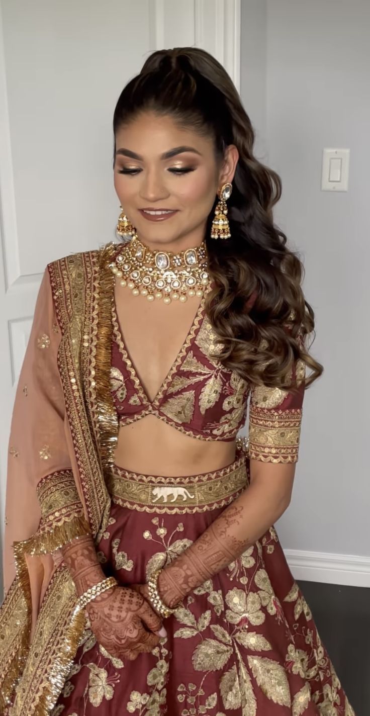 Golden Lehenga Bridesmaid, Sabyasachi Blouse, Golden Lehenga, Indian Bridesmaid Dresses, Latest Bridal Lehenga, Indian Outfits Lehenga, Wedding Lehenga Designs, Lehenga Designs Simple, Bridal Lehenga Collection