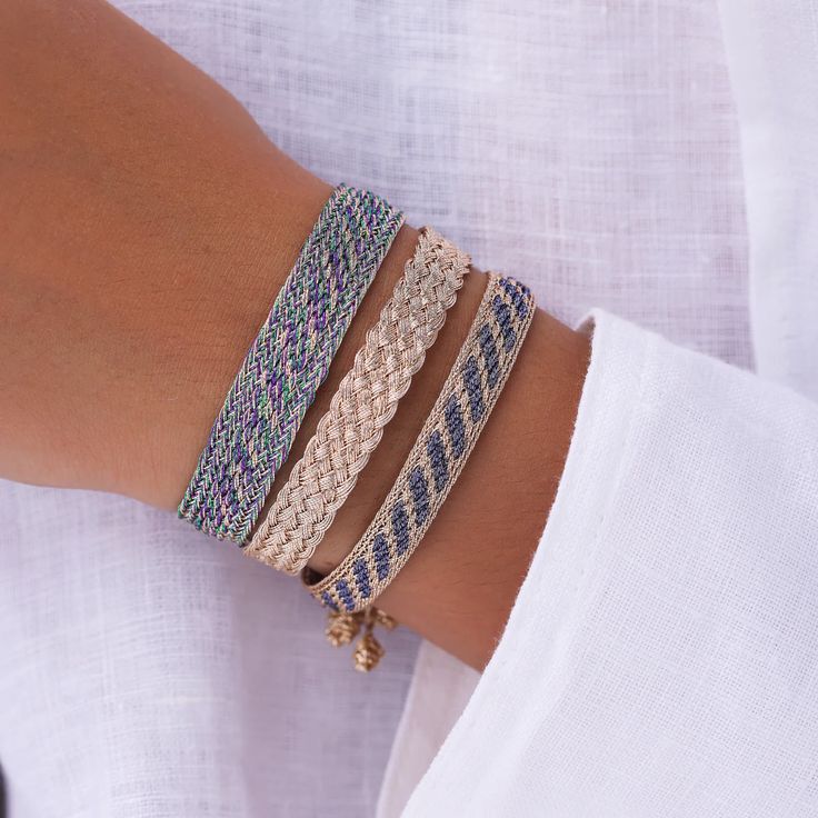 An instant classic, you can easily mix and match the Box bracelet. Looks great with a variety of bracelets. Made from the traditional weaving of gold threads called "Sfifa". This noble and emblematic material is used to adorn the most beautiful Moroccan caftans. To pay tribute to this craft, the founding sisters have revisited the "Sfifa" to make modern, sparkling and resistant jewelry. Ethically handmade in Morocco Silver and Gold Sfifa thread The fabric is waterproof. However, to maintain long Gold Woven Jewelry As A Gift, Gold Woven Jewelry Gift, Artisan Braided Jewelry For Gifts, Gold Woven Jewelry For Gift, Artisan Braided Jewelry Gift, Bohemian Braided Bangle Jewelry, Gold Woven Bracelet Jewelry, Gold Woven Bracelets For Friendship, Gold Woven Beaded Bracelets