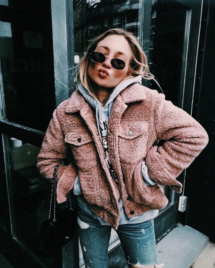 ✰𝘗𝘐𝘕𝘛𝘌𝘙𝘌𝘚𝘛 : @amylangan_✰ Pink Teddy Jacket Outfit, Pink Teddy Jacket, Teddy Jacket Outfit, Sherpa Jacket Outfit, Crop Jumper, Fall Fashion Coats, Statement Jacket, Populaire Outfits, Pink Teddy