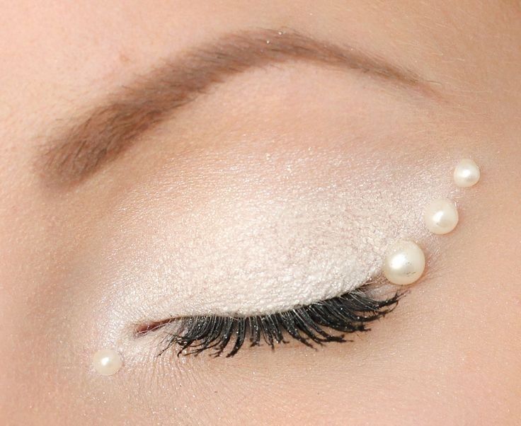 Pearls Around Eyes, Eye Looks With Pearls, White Pearl Makeup Looks, Eye Look With Pearls, Pearls On Eyes, Mermaid Makeup Pearls, Pearls On Face Makeup, Aphrodite Makeup Look, Pearl Eyeshadow Look