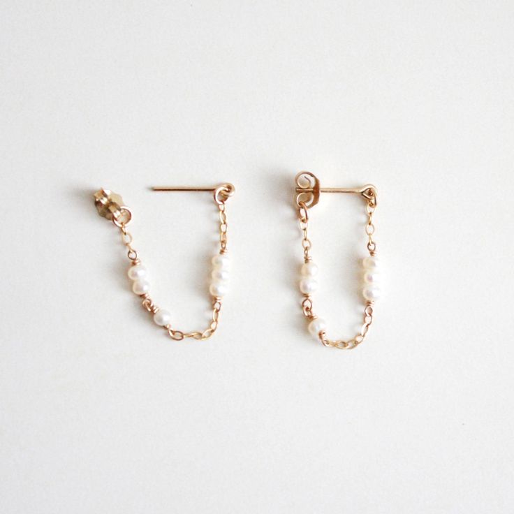 Dainty pearl chain hoop stud earrings. They are so simple and minimal that they would go with any outfit! Every piece is handcrafted in NYC, and pearls are natural, so shapes and colors may be slightly different from each other. These earrings will be made for you after the order is placed. The item will either be packaged in a jewelry pouch or in a jewelry gift box. Perfect as a gift! MATERIALS 14k gold filled Freshwater pearls DIMENSIONS approx. 1/2" (13mm) width x 1" (25mm) length Stud Hoop Earrings, Dainty Handmade Jewelry, Diy Gold Earrings, Cute Simple Earrings, Earring Packaging, Diy Earrings Dangle, Selling Earrings, Handmade Jewelry Business, Earrings Chain