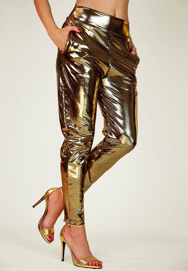 GLAM ON THE GO / RELAXED SLOUCH BOYFRIEND STYLE With BUILT-IN CURVES / 4Way STRETCH / EASY PACK / EASY CARE / AIR DRY Prepare to be captivated by the mesmerizing wet look of these Liquid Gold pants. With a deep, darker shade that exudes opulence, everything takes on a richer, more luxurious vibe. Paired with black, they create an enigmatic appearance that commands attention wherever you go. Whether you prefer a sleek, long silhouette or embrace your rebellious side with a shorter length, wear th The Wet Look, Slouch Pants, Gold Everything, Gold Pants, Boyfriend Pants, Hip Stretches, Metallic Pants, Metal Clothing, Liquid Metal