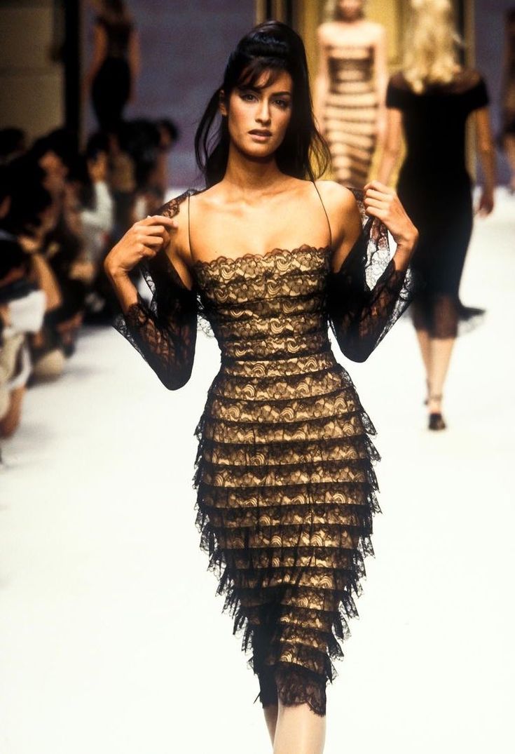 maria on Twitter: "yasmeen ghauri for herve leger spring summer 1996… " 00s Mode, Yasmeen Ghauri, Fashion Reference, 90s Runway Fashion, Runway Fashion Couture, Vintage Runway, Runway Outfits, Fashion Things, 90s Supermodels