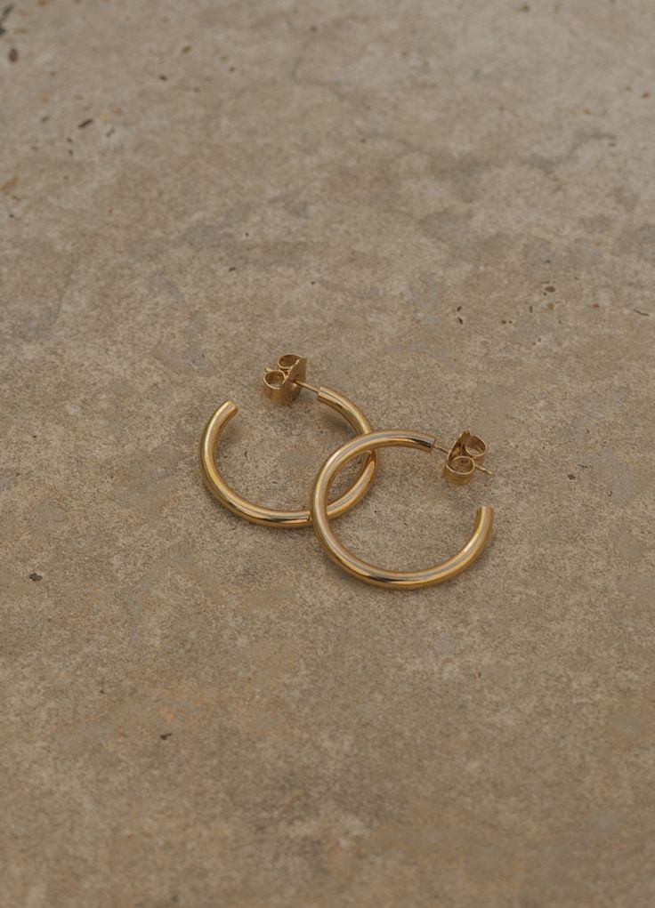 The Nora earrings belong to the new AW23-24 jewelry collection.


Medium sized rounded open hoop earrings. Made of 1 micron gold-plated brass with hoop closure.


All our jewelry comes in one of our boxes, perfect for a gift!


MEASURES:


3cm diameter approx.

ATTENTION: Please note that, for hygiene reasons, we will not be able to accept their return, unless they are defective. Earrings Casual, Casual Earrings, Open Hoop Earrings, Brass Hoops, Party Earrings, Medium Size, Jewelry Collection, How To Find Out, Hoop Earrings