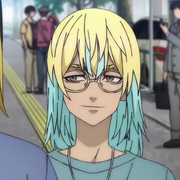 an anime character with blonde hair and glasses standing in front of other people on the street