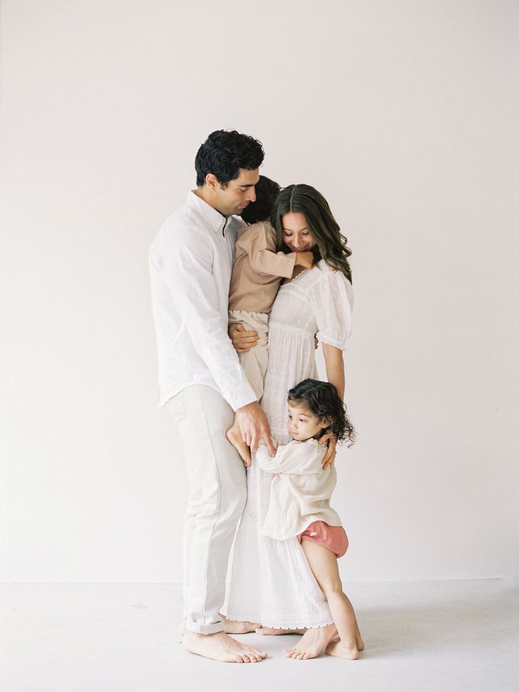 Family Of Four Studio Poses, Modern Chic Family Photos, White Neutral Family Photos, Simple Family Portrait, White Backdrop Family Photoshoot, White Wall Family Photo Shoot, Family Photos With Backdrop, In Studio Family Portraits, Studio Family Portraits What To Wear