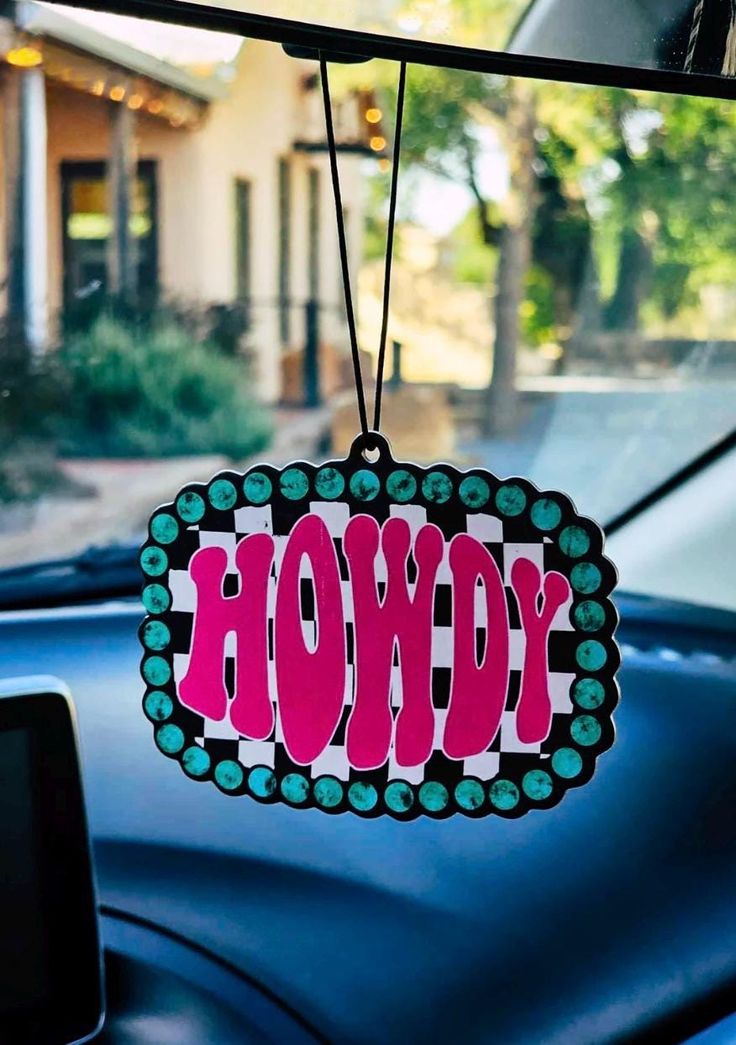 a sign hanging from the windshield of a car that says,'hoya '