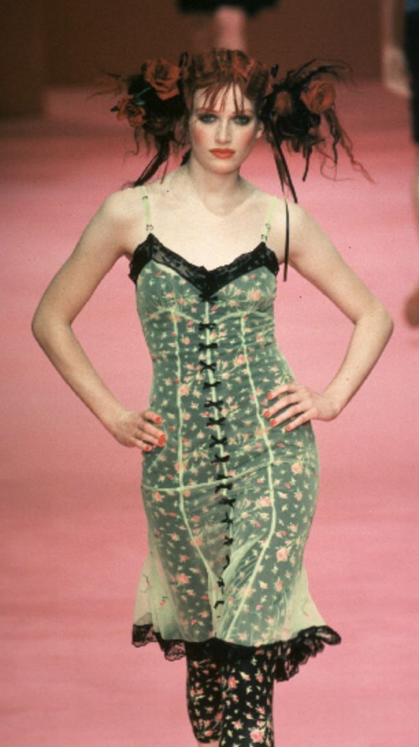 Betsey Johnson Runway, Fashion 1990s, Vintage Runway, Original Supermodels, Chic Halloween, 80s And 90s Fashion, Model Aesthetic, Betsy Johnson, Runway Collection