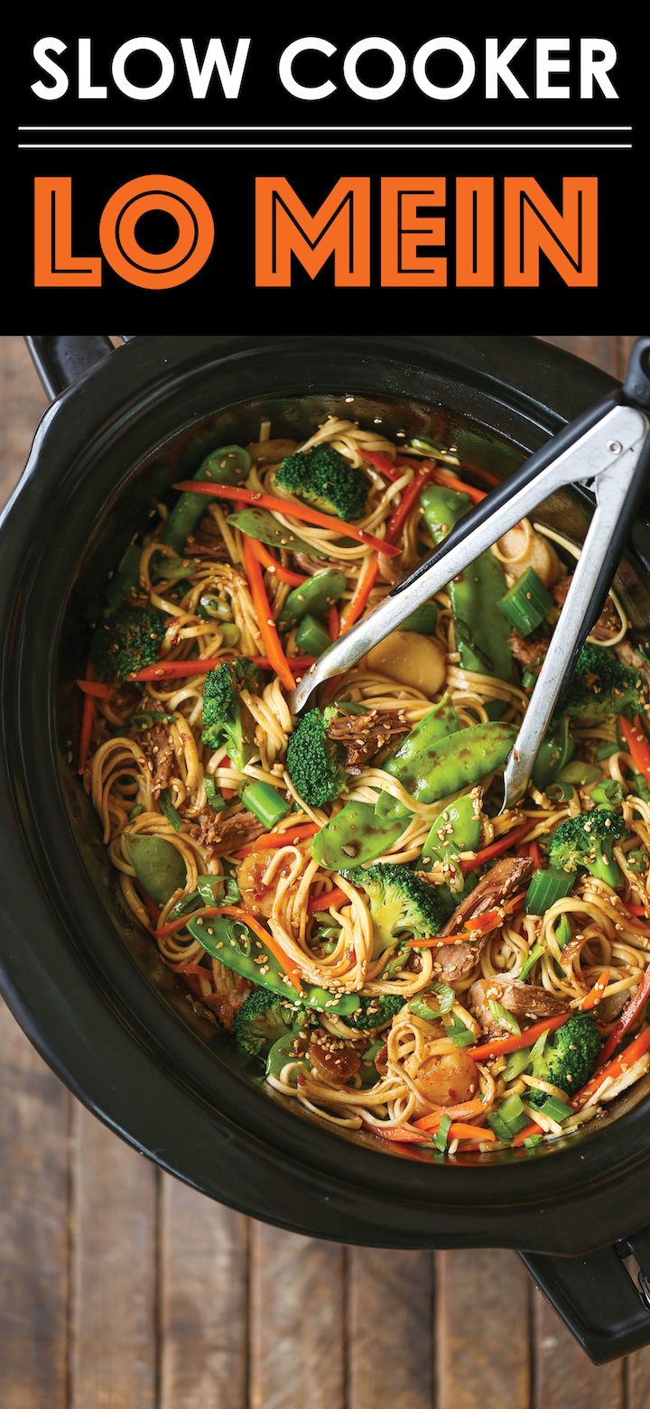 slow cooker lo mein with broccoli, carrots and noodles in it