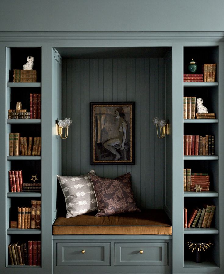 Colonial Library, English Decor, Home Library Design, Luxe Interiors, Colonial House, Living Room Inspo, Home Library, Built Ins, Bookshelves