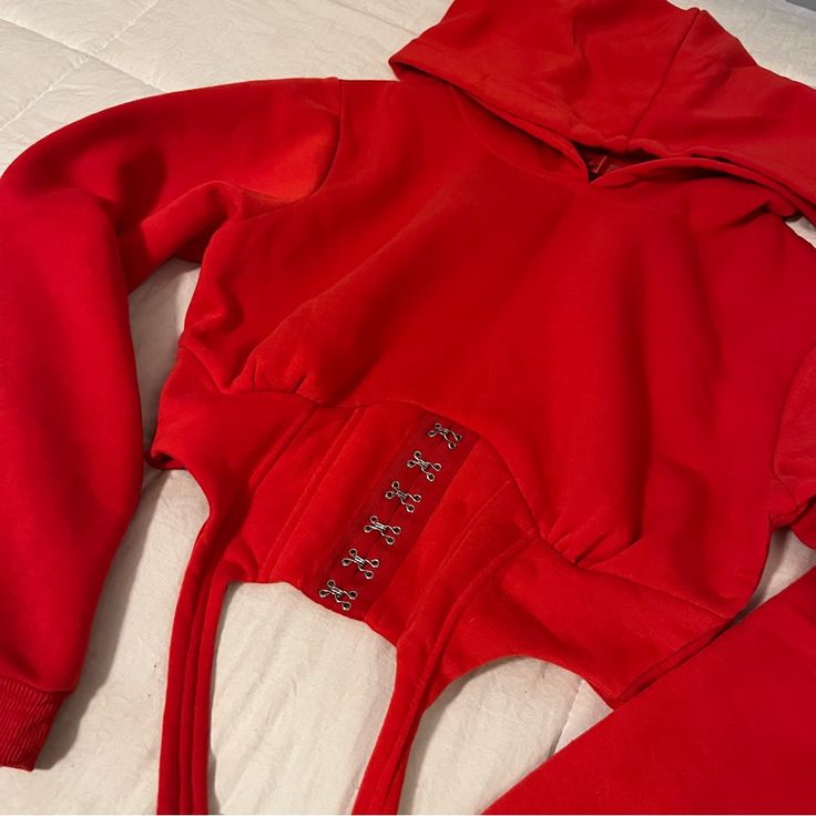 Never Worn Trendy Red Hoodie For Winter, Trendy Red Hoodie For Fall, Trendy Red Sweatshirt For Spring, Red Fitted Sweatshirt For Fall, Trendy Red Top With Drawstring Hood, Red Fitted Hoodie, Fitted Red Cotton Hoodie, Fitted Red Sweatshirt For Fall, Red Hooded Tops For Spring