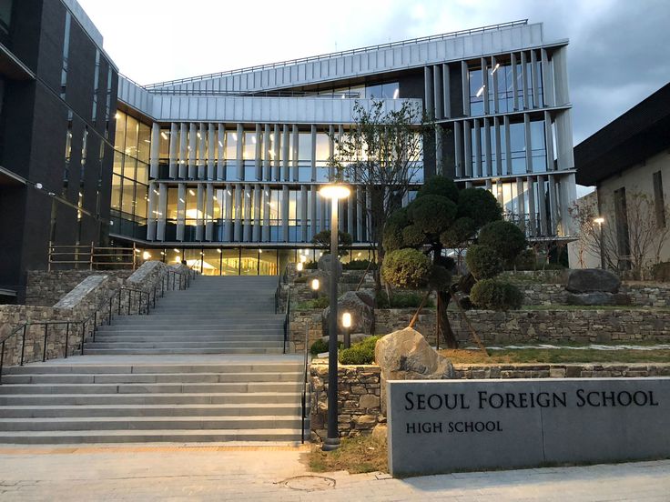 the front entrance to seoul foreign school with stairs and stone steps leading up to it