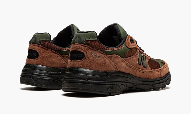 The Aimé Leon Dore x New Balance 993 “Brown” is one of two colorways of the casual lifestyle shoe by New Balance co-designed by Teddy Santis and Aimé Leon Dore in November 2021.  After debuting in Aimé Leon Dore’s Fall/Winter 2021 lookbook, the New Balance 993 “Brown” was highly anticipated by sneaker collectors looking for an autumn-ready, rugged shoe to add to their collections for the cold weather months.  Nicknamed by some the “Beef & Broccoli” due to its brown-and-green color scheme, the de 90s Sneakers, Best Hiking Boots, Quick Fashion, Aime Leon Dore, Shoe Wishlist, Brown Shoe, Cool Boots, Vintage Sweatshirt, Saucony Sneaker