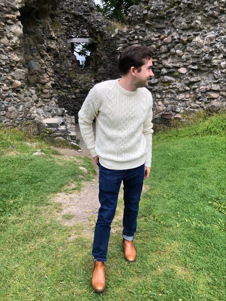 Cable knit jumper sweater wool woollen dark jeans chelsea boots tan leather autumn looks casual outdoors fashion clothing menswear gents men’s Tan Chelsea Boots, English Outfit, Chelsea Boots Men Outfit, Dye Jeans, Chelsea Boots Outfit, Boots Outfit Men, Cable Knit Jumper, Chelsea Boots Men, Boots Outfit