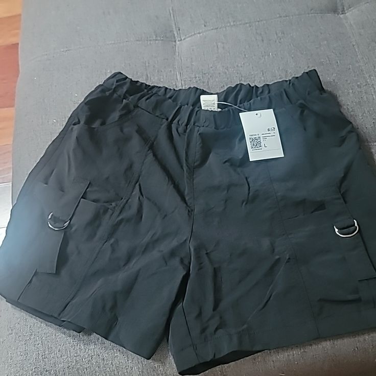 Black Size L Cargo Shorts New Black Cargo Shorts For Spring, Black Casual Cargo Shorts, Trendy Black Shorts With Side Pockets, Casual Black Bottoms From Forever 21, Forever 21 Casual Streetwear Bottoms, Forever 21 Black Bottoms For Spring, Casual Forever 21 Bottoms With Cargo Pockets, High Waist Black Shorts With Side Pockets, Forever 21 High Waist Streetwear Bottoms