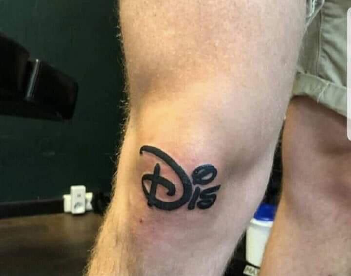 a man with a tattoo on his leg that has the letters d and e in it