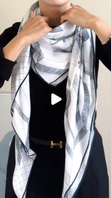 How To Tie A Shawl Scarf, Tying Long Scarves, Neck Scarf Tying Tutorials, Tieing Scarfs Around Neck, Styling Scarf Outfits, How To Wear Shawl, How To Tie A Long Scarf, How To Wear A Scarf Around Your Neck, Scarf Hacks Tutorials