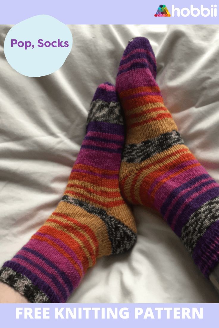 two socks laying on top of a bed with text overlay that reads, pop socks free knitting pattern