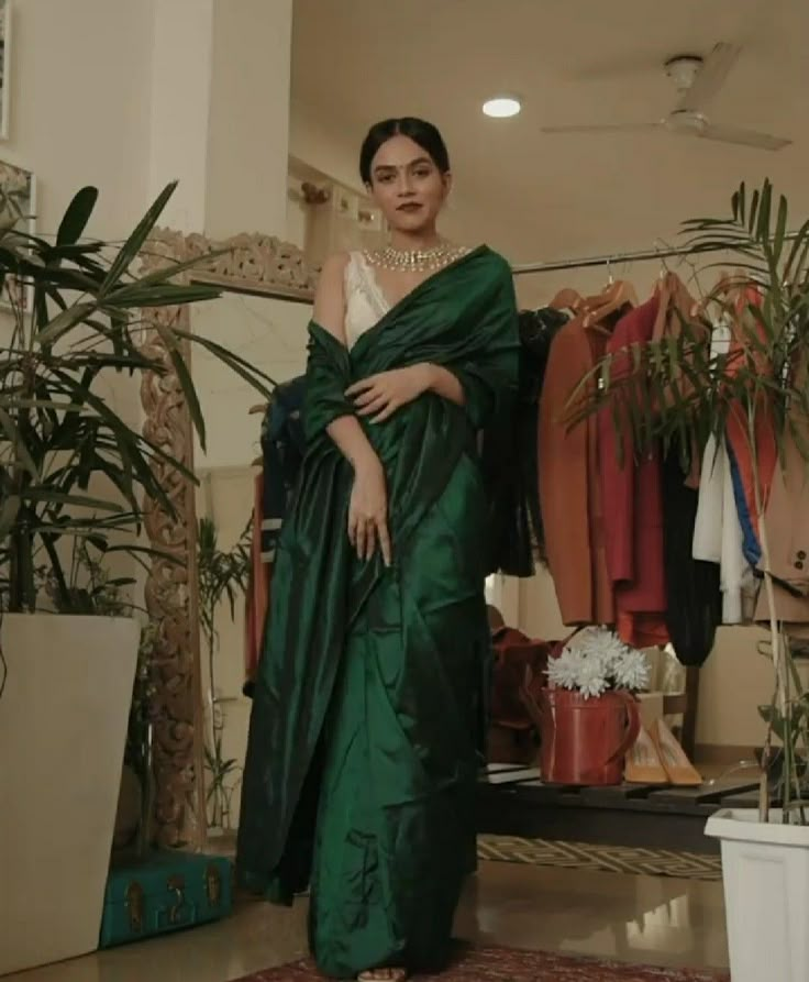 Dark Green Saree Look, Komal Pandey Saree Outfits, Dark Green Saree Blouse, Green Saree Wedding, Komal Pandey Saree, Saree With Blazer, Komal Pandey Outfits, Saree Daily Wear, Dark Green Saree