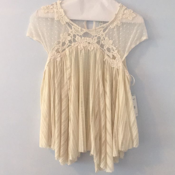 I Purchased This From Nordstrom And It Is So Delicate And Pretty! Never Worn And New With Tags Neutral Blouse For Summer Daywear, Neutral Tops For Spring Daywear, Neutral Tops For Daywear In Spring, Casual Cream Fitted Lace Top, Summer Lace Top Blouse For Brunch, Cream Fitted Lace Top Casual Style, Fitted Off White Lace Top For Summer, Beige Sleeveless Blouse For Summer, Spring Sleeveless Blouse With Lace Trim