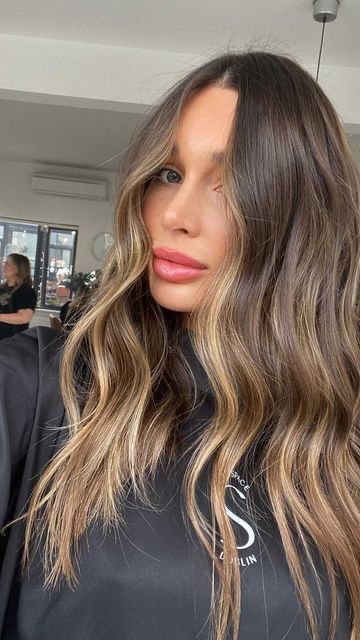 Face framing highlights 3 Dimensional Hair Color Brunettes, All Over Balayage, Reverse Baylage Brunette, Low Mantience Balayage, Reverse Balyage Long Hair Brunettes, California Brunette Hair Dark, Brunette To Blonde Transition, Scandinavian Hairline Brunette, Lived In Brunette Balayage