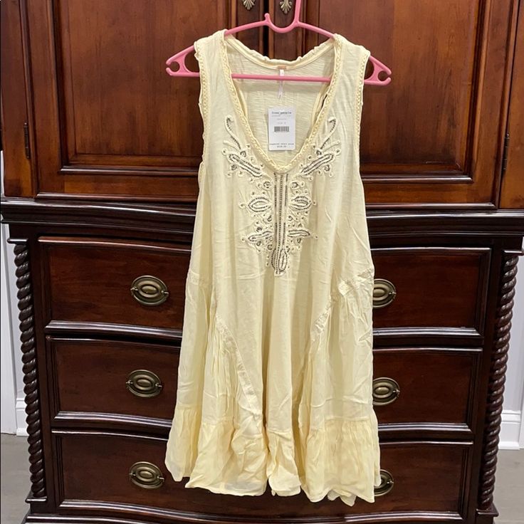 Free People Sleeveless Dress. Never Worn. Casual Cream Sleeveless Mini Dress, Casual Sleeveless Cream Mini Dress, Cream Sleeveless Mini Dress For Summer, Cream Sleeveless Sundress For Brunch, Cream Sleeveless Sundress For Beach, Cream Sleeveless Sundress, Cream Sleeveless Flowy Dress, Sleeveless Cream Beach Dresses, Cream Flowy Sleeveless Dress