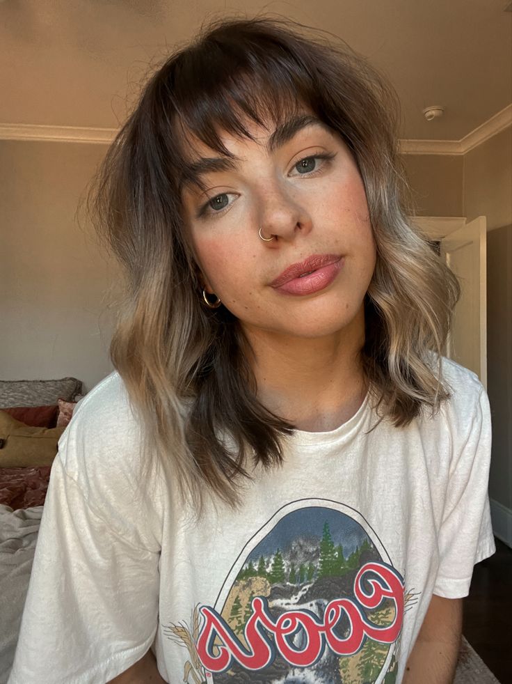 Brunette balayage hair with wispy bangs Short Brown Hair With Bangs And Highlights, Brunette Bangs Highlights, Mushroom Brown Hair With Bangs, Balayage Bob With Fringe, Short Brown Hair With Blonde Streaks, Bob With Bangs Balayage, Balayage With Wispy Bangs, Cool Hair Women, Ombré With Bangs