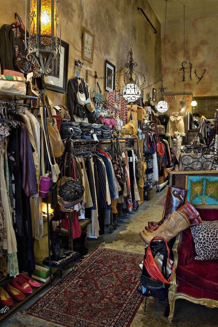 The vintage way... Head Shop Ideas, Thrift Store Inspiration, Vintage Clothing Shop Interior, Vintage Botique Interiors, Vintage Shop Decor, Clothing Store Aesthetic Interior, Thrift Shops Aesthetic, Vintage Store Displays Boutiques, Thrift Vintage Aesthetic