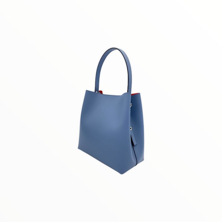 Bolso shopper creado en piel con una linea moderna. Gran bolso que está embellecido con un forro que hace contraste con el color de piel. La linea rectangular del modelo con asas grandes lo hace preciso para un día de compras. El modelo está en tres tonos, papel de azúcar, rojo y negro. Bolso de piel. Bolso fabricado en Italia. Bolso creado y fabricado en Italia. Bolso shopper de gran capacidad. Longchamp Le Pliage, Top Handle Bag, Tote Bag, Red, Pink, Color