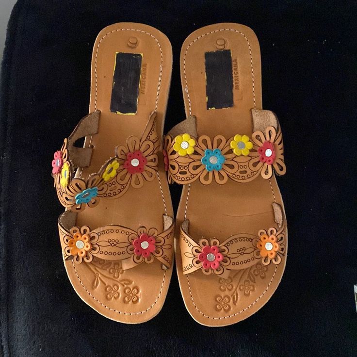 Artisanal Women’s Hippie Style Sandals Color Tan Whit Multicolor Flowers Design 100% Hand Made , 100% Leather Usa Size9, Mexican Size 6, New No Box . Festival Open Toe Sandals With Leather Footbed, Festival Open Toe Sandals With Leather Sole, Brown Bohemian Flat Heel Sandals, Brown Bohemian Flat Sandals, Handmade Brown Toe Post Sandals, Festival Sandals With Leather Footbed And Round Toe, Festival Sandals With Leather Footbed, Bohemian Sandals With Leather Footbed And Round Toe, Bohemian Sandals With Leather Footbed