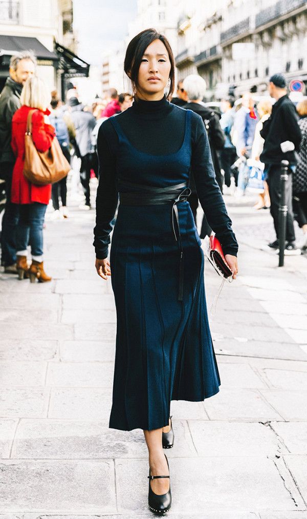 Wear a sleeveless dress in winter by layering a turtleneck underneath. Turtle Neck Layer, Outfit Ideas Turtle Neck, Layering Outfits Fall, Dress Layering, Turtleneck Dress Sleeveless, Pfw Street Style, Turtleneck Style, Sleeveless Turtleneck, Layering Outfits