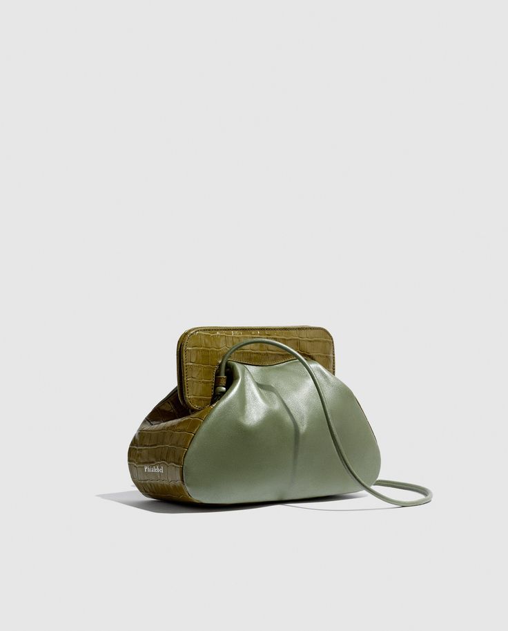 Green shoulder bag with a feminine and versatile design, with large capacity on its inside. Vintage inspired.

Made in green nappa leather with embossed coco on the top and sides, with green iridescent leather front in matching colour.
Adjustable long strap. 
Organic cotton sateen lining with inside zipped pocket.
Mouthpiece with magnetic clasp.
Designed and manufactured entirely in Spain using sustainable processes and small productions.
H19,5 cm x L26 cm x D9 cm Luxury Green Shoulder Bag With Double Handle, Green Top Handle Bag With Detachable Handle, Luxury Green Bags With Removable Pouch, Green Satchel With Handle Drop For Shopping, Luxury Green Satchel With Removable Pouch, Luxury Green Satchel With Double Handle, Luxury Green Shoulder Bag, Luxury Green Shoulder Bag For Shopping, Green Satchel Bag With Handle Drop