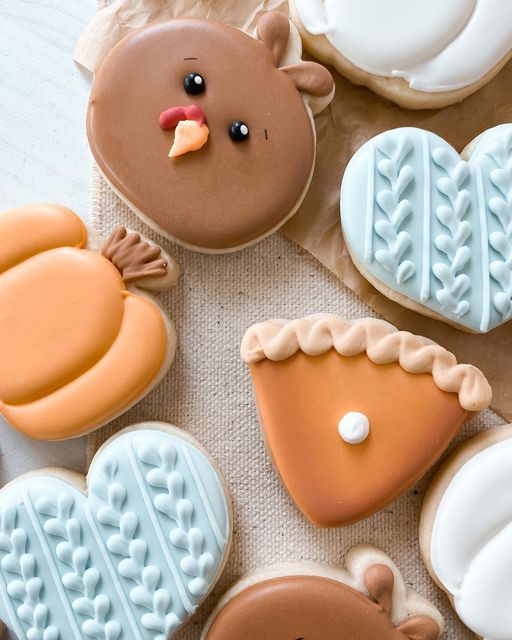 decorated cookies are arranged in the shape of turkeys, bears and other holiday treats