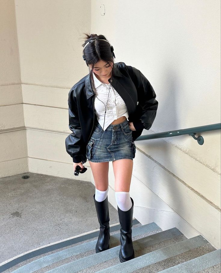 Julia Ma, Outfit Korean, Denim Skirt Outfits, Uni Outfits, Miniskirt Outfits, Leather Jacket Outfits, Baggy Pants, 가을 패션, Hailey Bieber