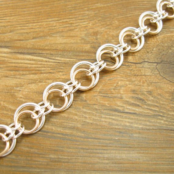 Jump rings are an extremely versatile component in jewelry making. Suitable not only for securing clasps and components to your piece, jump rings can also be used by itself as a design element or to create a chain look with your piece. Here is a collection of some great creative jump ring jewelry designs that use a variety of sizes and patterns to create a series of unique pieces. Jump Ring Jewelry, Ring Jewellery Design, Chainmail Jewelry, Wire Jewellery, Bijoux Fil Aluminium, Wire Bracelets, Chain Maille Jewelry, Handbags Luxury, Ring Chain