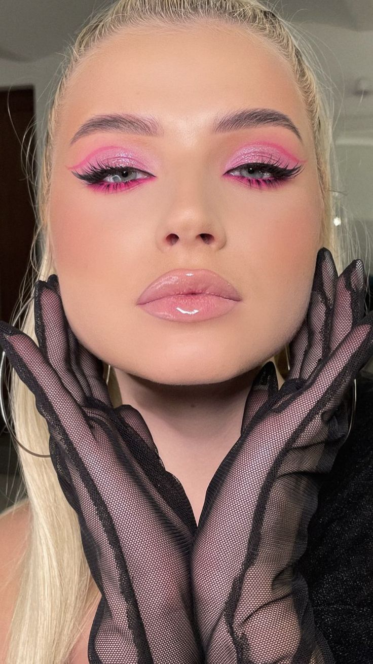 Pink Outfit For Birthday Party, Cute Barbie Makeup Look, Barbie Looks Makeup, Barbie Pink Eye Makeup, Barbie Makeup Looks Halloween, Pink Eyeliner Hooded Eyes, Brunette Barbie Makeup Look, Makeup Looks For Barbie Movie, Barbie Movie Eye Makeup