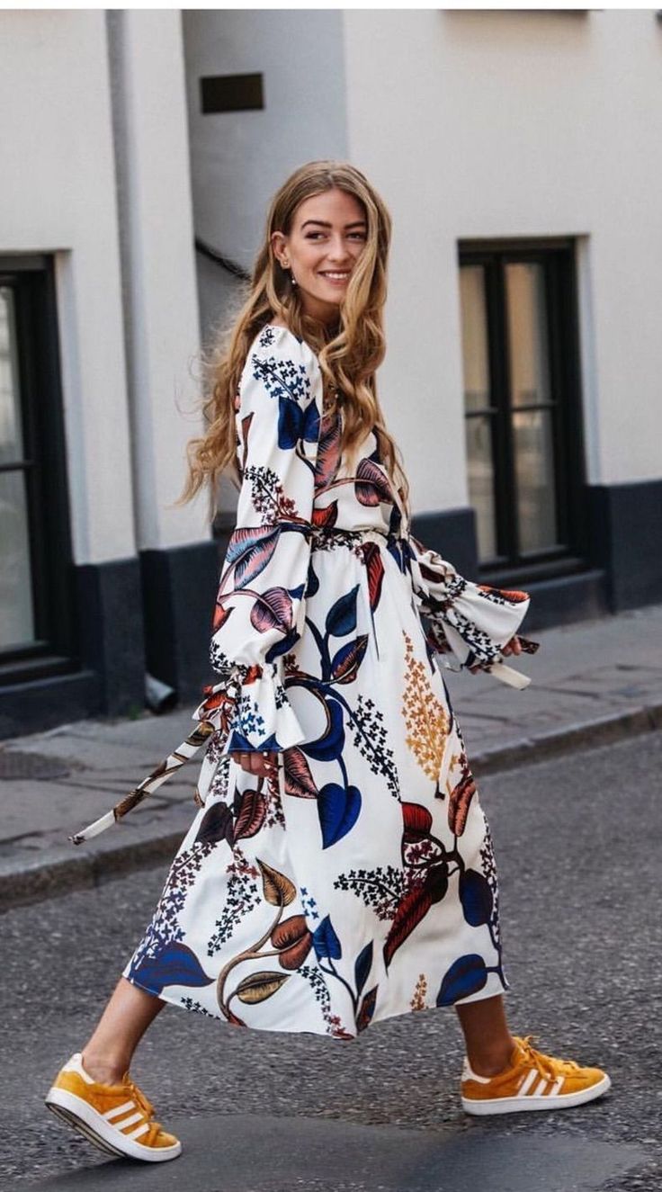 Yellow Adidas, Stine Goya, Looks Street Style, Maxi Robes, Long Kimono, Fashion Mode, Mode Inspiration, Street Styles, Outfits Casuales