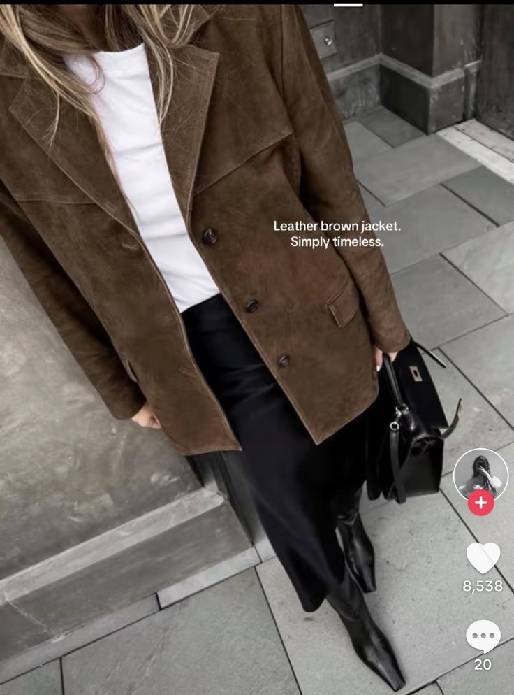 90s Winter Style, Meet The Parents Outfit, Suede Jacket Outfit, Suede Blazer, Italy Outfits, Brown Suede Jacket, Brown Jacket, Mode Inspo, Looks Chic