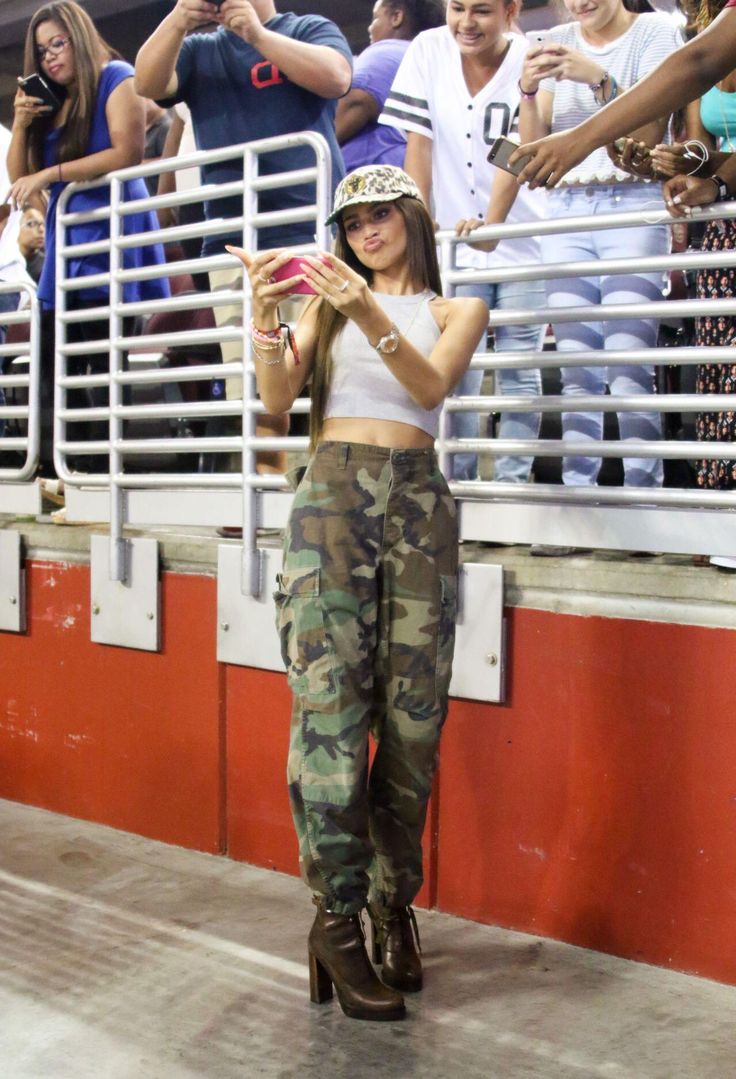 Military Pants Outfit Women, Lisa Outfit Ideas, Curvy Girls Outfit, Camouflage Pants Outfit, Zendaya Fashion, Lisa Outfit, Military Outfits, Zendaya Outfits, Zendaya Style