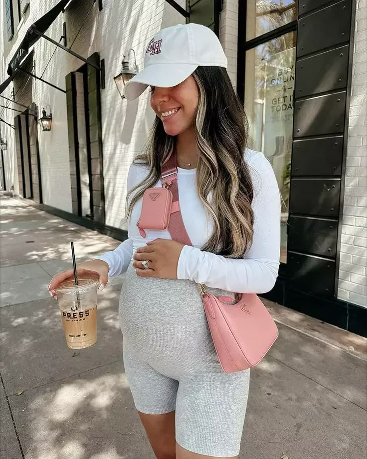 Casual Biker Shorts Outfit, Cute Pregnancy Outfits, Chic Pregnancy Style, Pregnancy Outfits Casual, Maternity Outfit Ideas, Summer Pregnancy Outfits, Spring Maternity Outfits, Prego Outfits, Casual Maternity Outfits