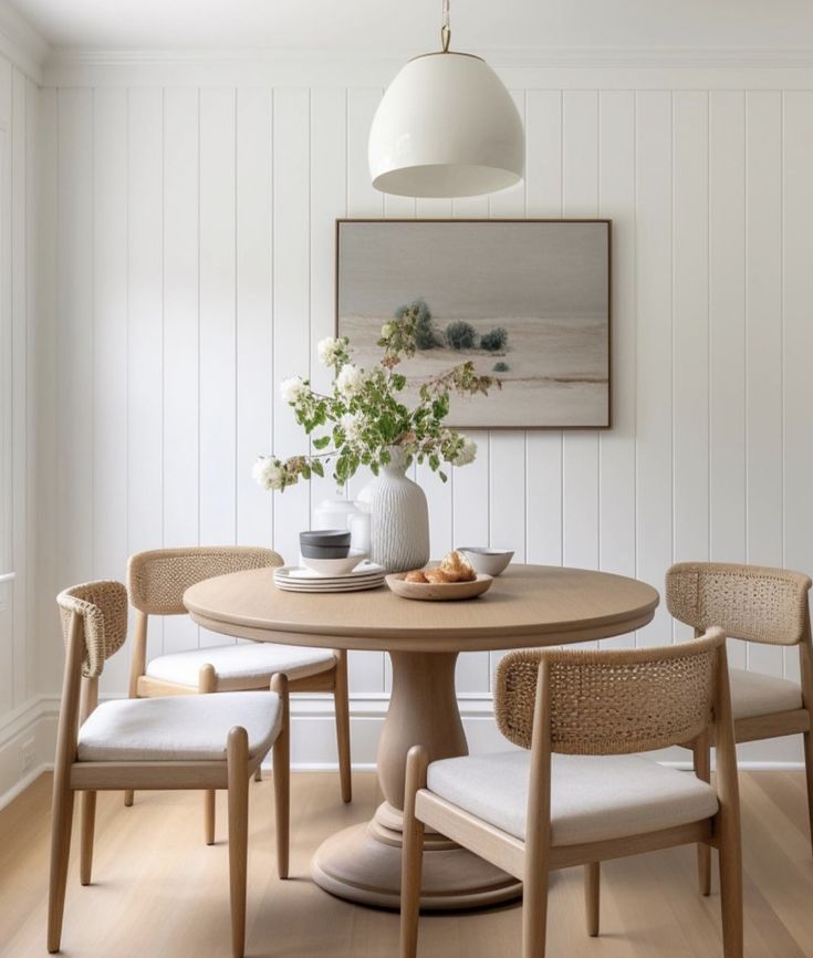 Coastal Contemporary Dining Room, Circle Wood Dining Table, White Circle Dining Table, Arhaus Dining Room Inspiration, Small Dining Space Ideas, Round Dining Room Table Decor, Round Kitchen Tables, Dining Room Lighting Over Table, Casa Miami