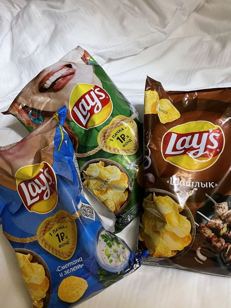 chips Chips Aesthetic, Food Motivation, Hand Photo, Healthy Food Motivation, Snack Chips, Beige Aesthetic, Chip Bag, Snack Recipes, Yummy Food