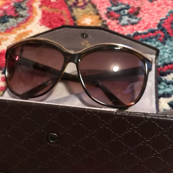 Gucci Sunglasses Brownish/Tortoise/Havana Color Gold Detail Gently Worn A Few Times Louis Vuitton Jeans, Gucci Marmont Matelasse, Gucci Espadrilles, Havana Color, Chloe Sunglasses, Top Sunglasses, Fendi Sunglasses, Gucci Marmont, Dior Book Tote