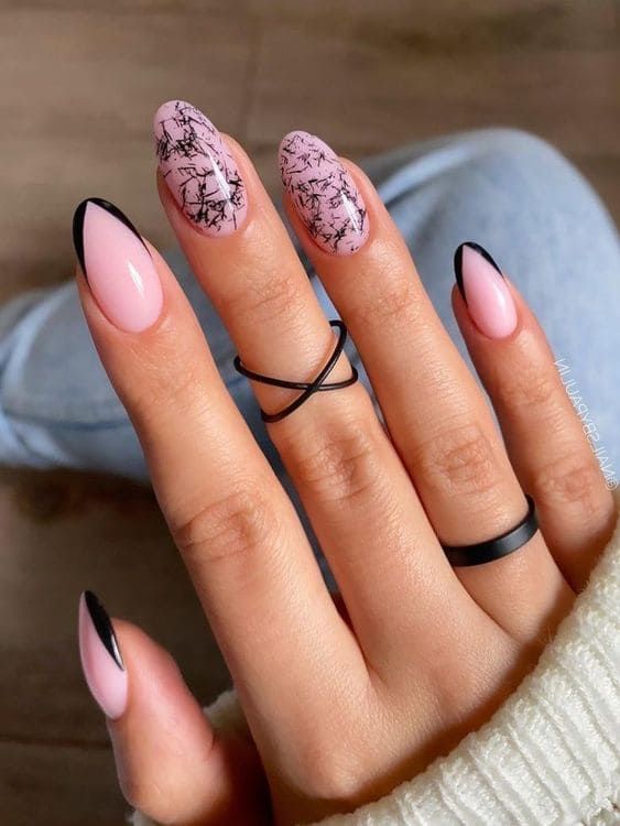 Black chevron tips and abstract design Black Nails Ideas, Cute Black Nails, Black French Tip Nails, Black French Tip, Black French Tips, Korean Nail Art, Milky Nails, Nail Vinyls, French Tip Nail Designs